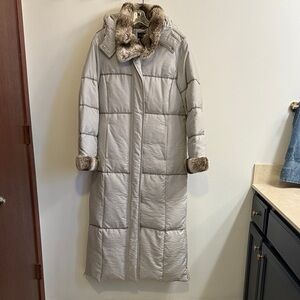 Elegant Women's Long Down Gray Puffer Coat with Faux Fur Trim